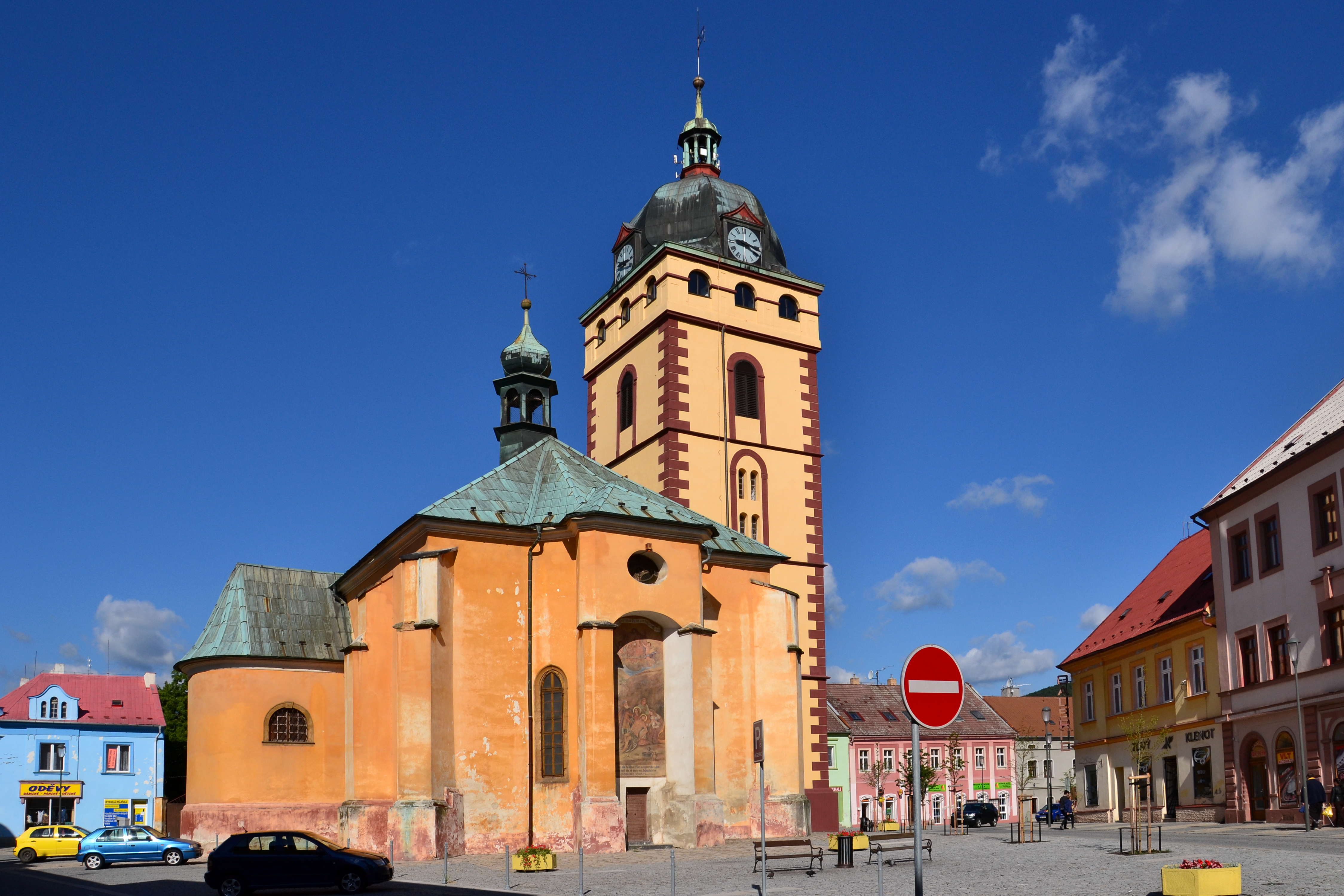 Kostel sv. Jiljí a městská věž v centru Jirkova
