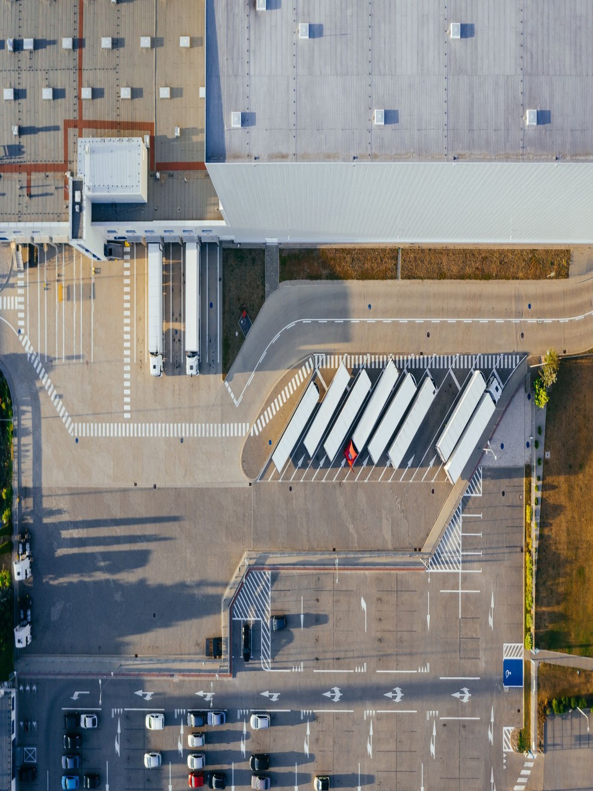 Pohled shora na logistické centrum s vozidly u nakládacích ramp